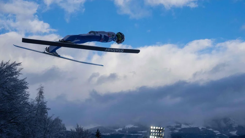 Fotografija: Novoletna turneja in podaljšan zaključek v Bischofshofnu sta veliko novih izkušenj prienesla tudi Lovru Kosu, ki je močno zaostril konkurenco v slovenski reprezentanci. FOTO: Georg Hochmuth/AFP
