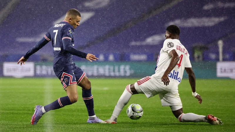 Fotografija: Kylian Mbappe (levo) je bil v napadu PSG bolj ali manj nemočen na gostovanju v Lyonu. FOTO: Sarah Meyssonnier/Reuters
