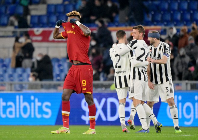 Romina okrepitev iz Chelseaja Tammy Abraham ni mogel verjeti, da so Rimljani v derbiju z Juventusom zapravili prednost 3:1. FOTO: Alberto Lingria/Reuters
