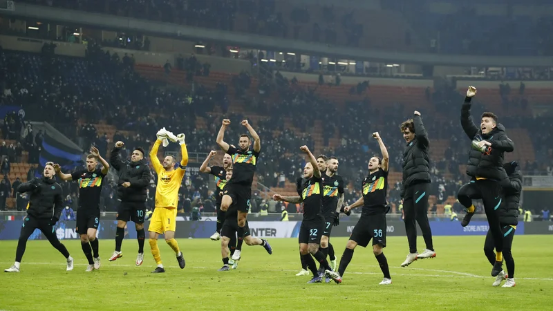 Fotografija: Takole so Samir Handanović (v rumenem) in soigralci pri Interju pozdravili navijače po zmagi nad Laziem. FOTO: Alessandro Garofalo/Reuters
