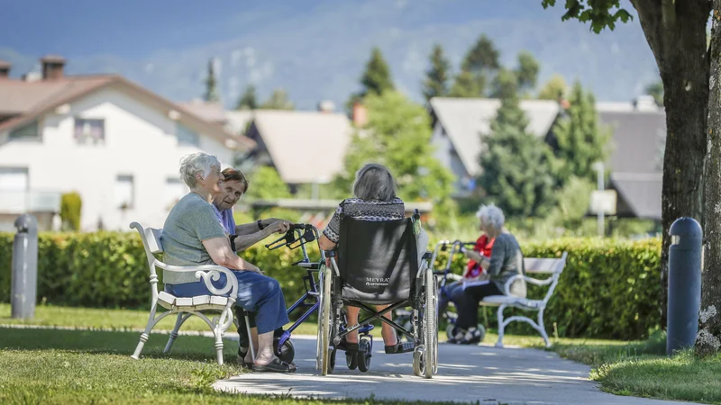 Fotografija: Junija 2020 je bilo življenje v domovih za starejše malo lažje kot v spomladanskem prvem valu epidemije. Foto Leon Vidic