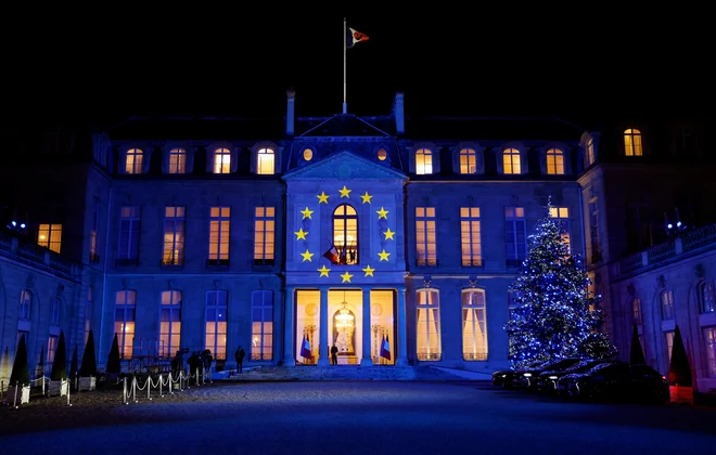 Francoski predsednik Emmanuel Macron si želi dialog EU in Rusije o novi varnostni arhitekturi na stari celini. FOTO: Gonzalo Fuentes/Reuters