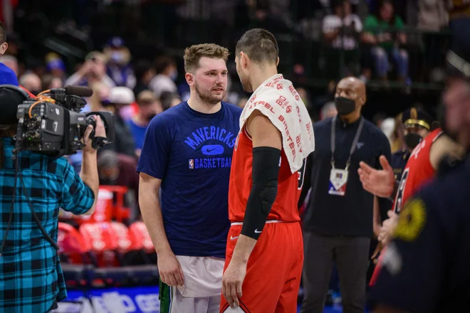 Luka Donćić je pokramljal z Nikolo Vučevićem. FOTO: USA Today Sports
