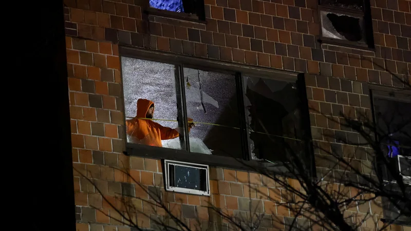 Fotografija: Gasilci so našli trupla in reševali ranjene v tako rekoč vsakem nadstropju poslopja. FOTO: Andrew Kelly /Reuters
