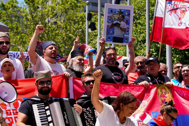 Pred sodiščem so se zbrali Đokovićevi privrženci in se veselili zmage. FOTO: Sandra Sanders/Reuters
