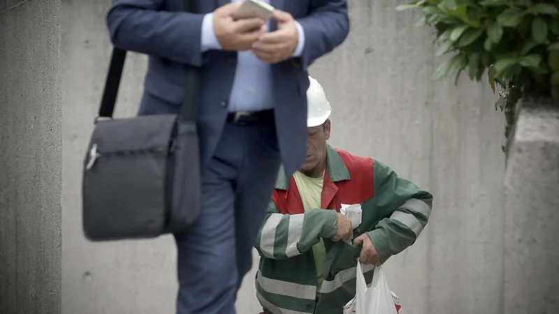 Fotografija: Kadrovski strokovnjaki razlagajo, da je zdaj pogosto iskalec zaposlitve tisti, ki ima možnost izbire delodajalca, in ne obratno. FOTO: Blaž Samec/Delo