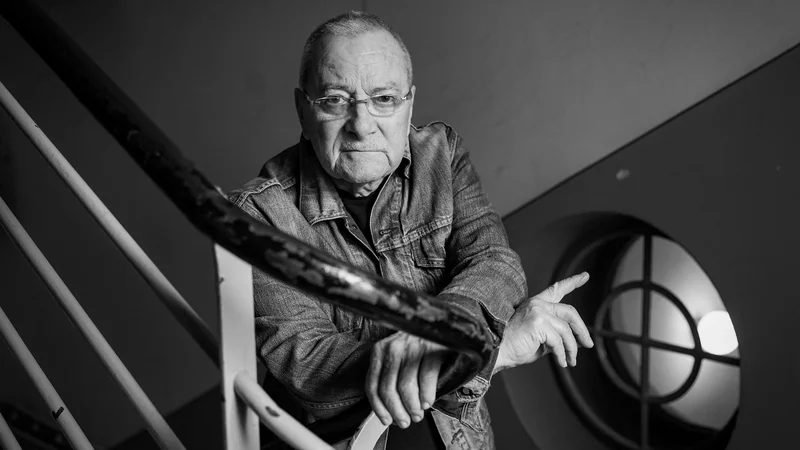 Fotografija: »Sam prisegam na črno-belo fotografijo preprosto zato, ker da več pomena, razen ko gre za komercialno fotografijo,« pravi Milan Pajk. FOTO: Jože Suhadolnik/Delo