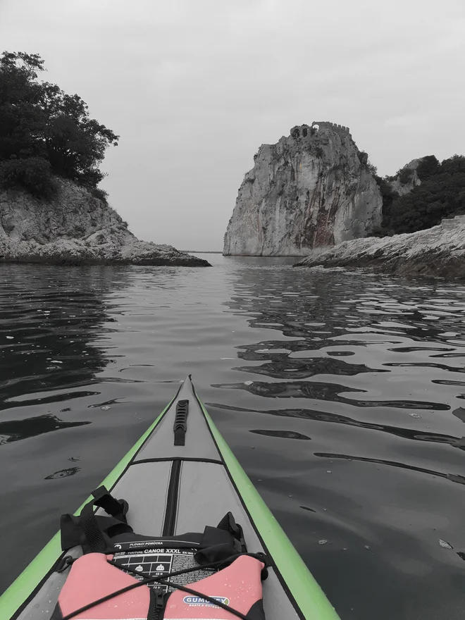 V spomin na velikega pesnika kratek polotok, ki ob plimi postane otok, dobi ime po njem – Dantejeva skala. FOTO: Aleš Nosan
