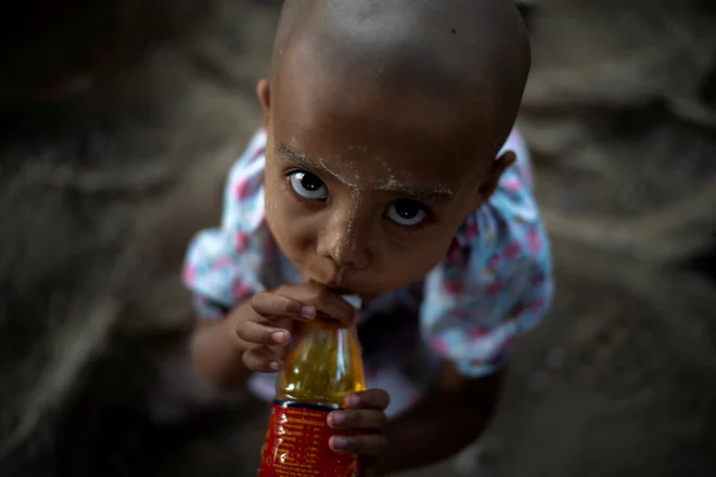 Portret Rohinga deklice, hčerke migrantov v bližini tajsko-burmanske meje v Mae Sotu na Tajskem. Foto: Athit Perawongmetha/Reuters
