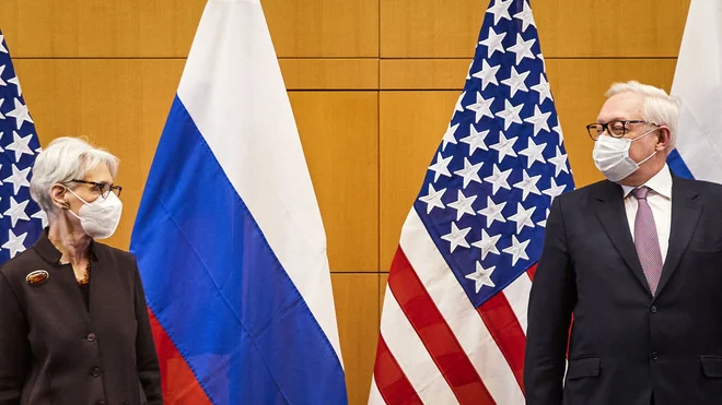 Visoka ameriška in ruska diplomata Wendy Sherman in Sergej&nbsp;Rjabkov v Ženevi. FOTO: Denis Balibouse/AFP
