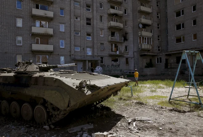 S streli poškodovana stavba na vzhodu Ukrajine. FOTO: Š Gleb Garanich/Reuters
