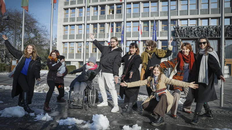 Fotografija: Inštitut 8. marec ima bogate izkušnje s protivladnim agitiranjem na terenu, med njimi najbolj izstopa lanski referendum o pitni vodi. FOTO Jože Suhadolnik/Delo