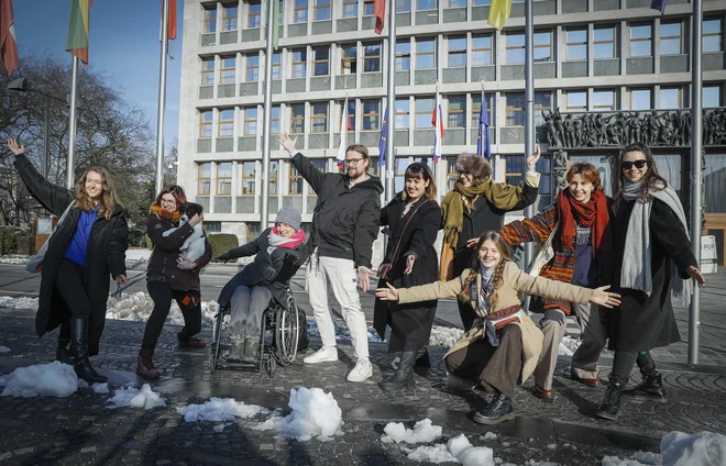 Inštitut 8. marec ima bogate izkušnje s protivladnim agitiranjem na terenu, med njimi najbolj izstopa lanski referendum o pitni vodi. FOTO&nbsp;Jože Suhadolnik/Delo
