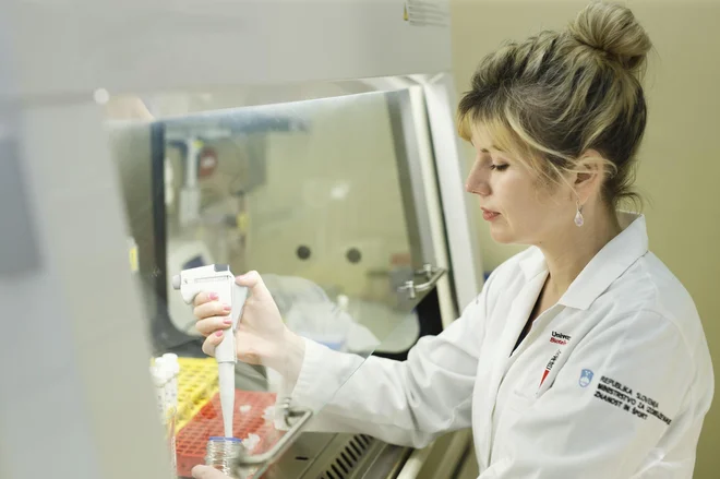 Anna Dragoš se je rodila leta 1985 na Poljskem. Diplomirala je leta 2009 na Univerzi v Vroclavu, doktorirala pa pet let kasneje na Biotehniški Fakulteti Univerze v Ljubljani. Področje njenih raziskav zajema predvsem bazične raziskave s področja bakterijskih virusov. Zaposlena je na oddelku za mikrobiologijo na Biotehniški Fakulteti UL.&nbsp;FOTO: Željko Stevanić /IFP
