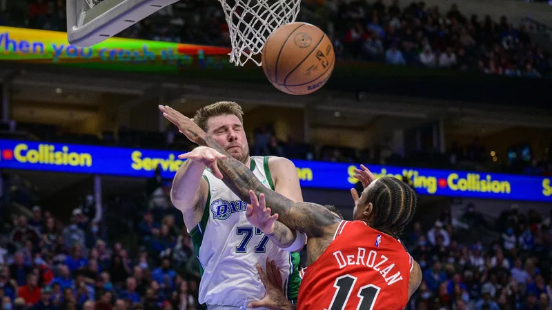 Fotografija: DeMar DeRozan ni mogel zaustaviti Luke Dončića niti s trdimi prijemi. FOTO: Jerome Miron/USA Today Sports