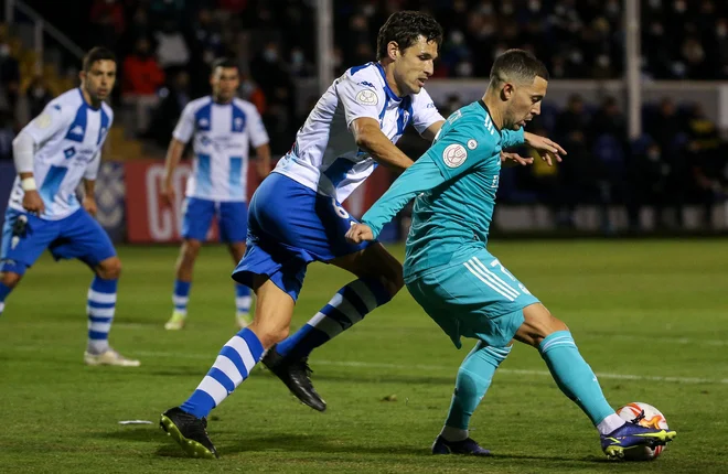 Eden Hazard (z žogo) je navijače Reala nazadnje razočaral tudi na pokalni tekm iz nižjeligašem Alcoyanom.&nbsp;FOTO:&nbsp;Jose Jordan/AFP
