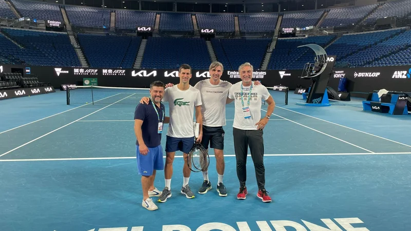 Fotografija: Novak Đoković se je po zanj ugodni razsodbi s člani ekipe nemudoma odpravil na prizorišče uvodnega turnirja sezone za grand slam. Foto Twitter