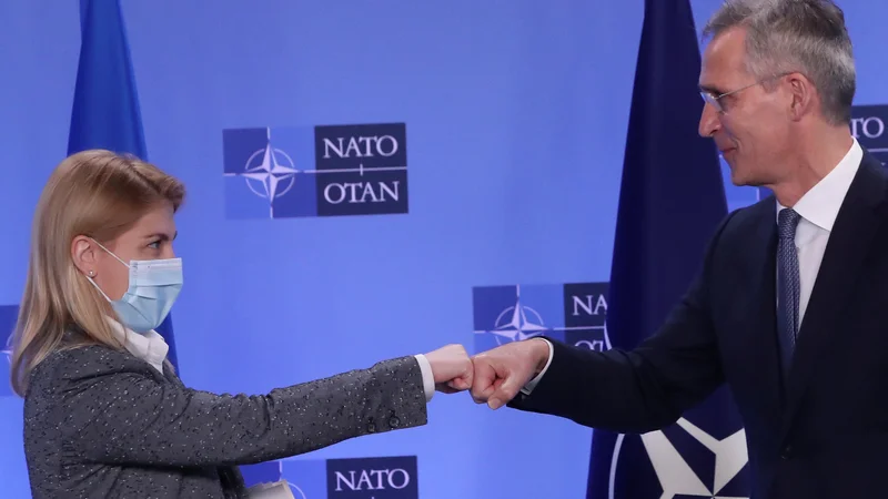 Fotografija: Generalni sekretar Nata Jens Stoltenberg je po pogovorih z namestnico ruskega premiera Olgo Stefanišino povedal, da številna zasedanja ne morejo rešiti vseh vprašanj. FOTO: Yves Herman/Reuters