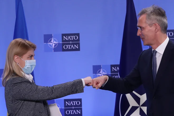Generalni sekretar Nata Jens Stoltenberg je po pogovorih z namestnico ruskega premiera Olgo Stefanišino povedal, da številna zasedanja ne morejo rešiti vseh vprašanj. FOTO: Yves Herman/Reuters
