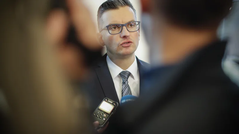 Fotografija: »Po mojem mnenju se je ustvarilo mit o praznih skladiščih, da se je zaščitno opremo lahko nato kupovalo prek zavoda za blagovne rezerve, ki temu ni bil namenjen,« je bil Marjan Šarec kritičen do sedanje vlade. FOTO: Uroš Hočevar/Delo