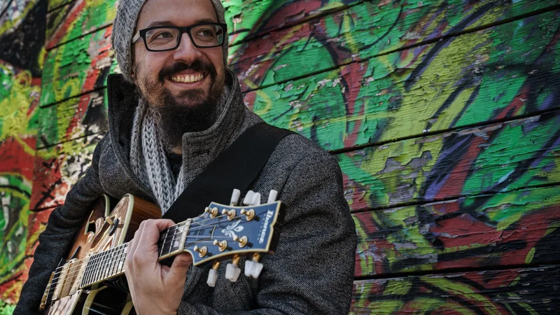 Fotografija: Samo Šalamon je skladbe Erica Dolphyja odigral na 6- in 12-strunsko kitaro ter mandolino. FOTO: Janin Vezonik