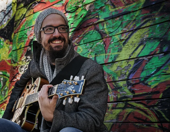 Samo Šalamon je skladbe Erica Dolphyja odigral na 6- in 12-strunsko kitaro ter mandolino. FOTO: Janin Vezonik
