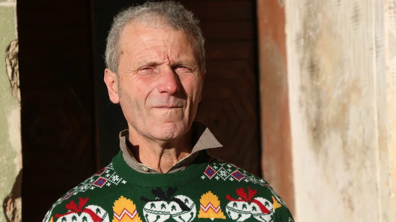 Fotografija: Tudi zato, ker ni v krempljih alkohola, ker rad dela in ker še obstaja upanje, da najde nov smisel življenja, bodo zbrana sredstva namenili prav Darku. FOTO: Jože Pojbič/Delo
