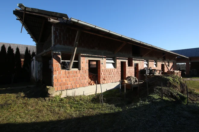 Hlev, ki sta ga začela pred tremi desetletji graditi Darko in njegov oče, je vse do zdaj ostal nedokončan. FOTO: JOže Pojbič/Delo
