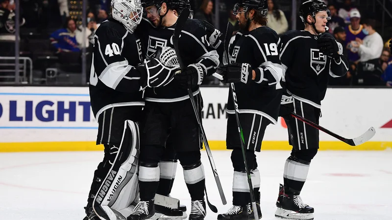 Fotografija: Anže Kopitar je čestital vratarju Calu Petersenu za dobro predstavo, v kateri je Hrušičan s podajo dosegel že 29. točko v sezoni. FOTO: Gary A. Vasquez/Usa Today Sports
