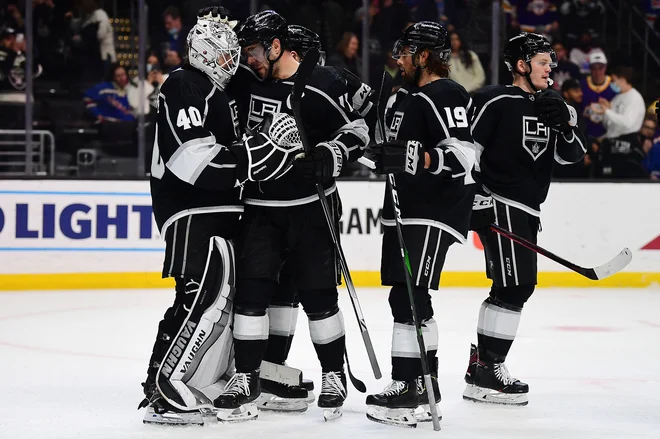 Anže Kopitar je čestital vratarju Calu Petersenu za dobro predstavo, v kateri je Hrušičan s podajo dosegel že 29. točko v sezoni. FOTO: Gary A. Vasquez/Usa Today Sports
