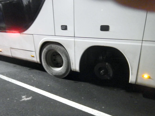 Avtobus brez kolesa.&nbsp;FOTO:&nbsp;PU&nbsp;Novo mesto
