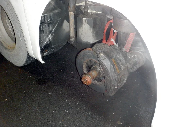 Avtobus brez kolesa. FOTO: PU Novo mesto

