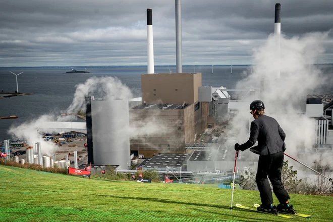 Obiskovalci si lahko skozi vse leto privoščijo smučanje s poševne strehe CopenHilla. FOTO: Ritzau Scanpix/Reuters
