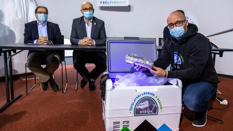 Partnerji, ki so predstavili pot vzorčnega ledu s Triglavskega ledenika od petka 17. decembra do februarja 2022 s hibridnim vozilom do Pekinga. FOTO: Črt Piksi

