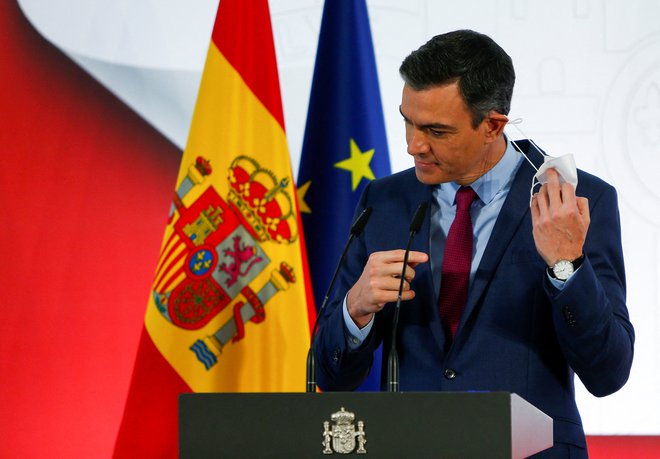 Socialist Pedro Sánchez je napovedal, da bo njegova vlada poskušala omejiti maloprodajne cene antigenskih testov, ki jih je zlasti med prazniki močno primanjkovalo. Foto Javier Barbancho/Reuters
