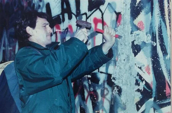 »Med ljudmi ne smemo zidati zidov, ampak jih moramo rušiti. Minilo je nekaj let ... nisem si premislil,« je zapisal ob lanski obletnici padca Berlinskega zidu in objavil svojo fotografijo iz tistega časa. FOTO: Facebook Sassoli
