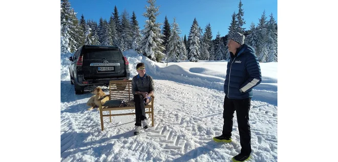 Slavko na klopci in Laufar. FOTO: Miroslav Cvjetičanin