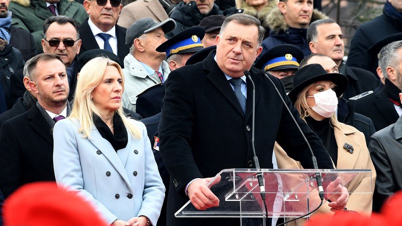 Fotografija: Milorad Dodik je bil slavnostni govorec na nedeljskem praznovanju 30-letnice Republike Srbske, na njegovo »hujskaško retoriko« so se ostro odzvali v evropski službi za zunanje delovanje EEAS. FOTO: Elvis Barukcic/AFP
