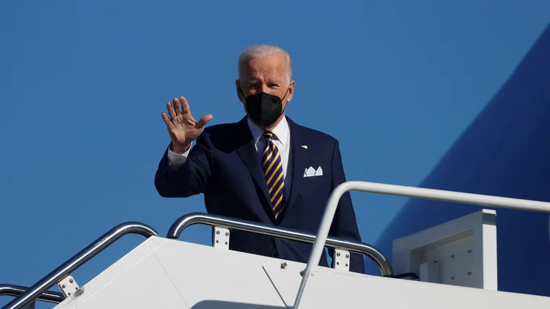 Fotografija: Predsednik Joe Biden se je s popredsednico Kamalo Harris  odpravil v Georgijo prepričevat o novi volilni zakonodaji. Foto Jonathan Ernst/Reuters
