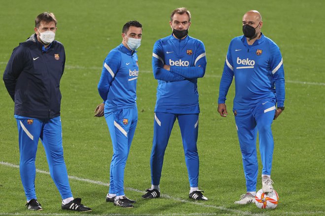 Barcelonin trener Xavi s svojimi sodelavci. FOTO: Fayez Nureldine/AFP
