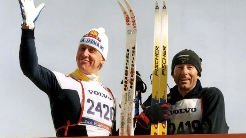 Fotografija: Gundeju Svanu levo) se je nekoč na sloviti množični tekmi Vasaloppet v teku na 90 km pridružil tudi Ingemar Stenmark (desno). FOTO Osebni Arhiv