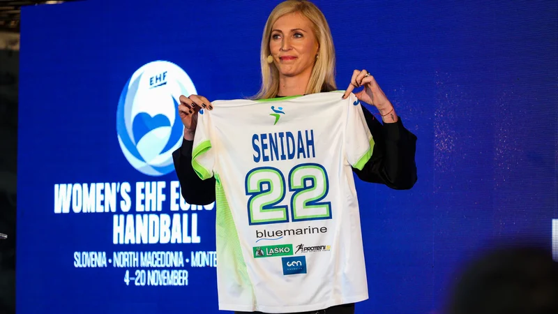 Fotografija: Deja Doler Ivanović s posebnim posvetilnim dresom slovenske reprezentance za posebno ambasadorko EP, pevko Senidah. FOTO: Črt Piksi
