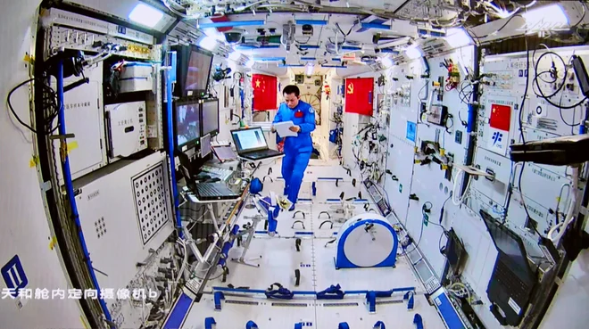 Kitajski astronavt Tang Hongbo na krovu osrednjega modula postaje. FOTO: AFP
