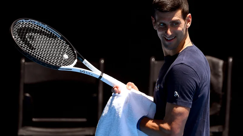 Fotografija: Novak Đoković med treningom v Melbourne Parku po izpustitvi na prostost. FOTO: William West/AFP
