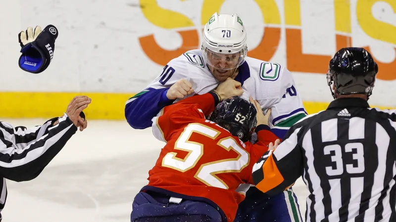 Fotografija: Krilo Vancouvra Tanner Pearson in branilec Floride MacKenzie Weegar (št. 52) sta se sporekla v dvorani FLA Live Arena. FOTO: Sam Navarro/USA TODAY Sports