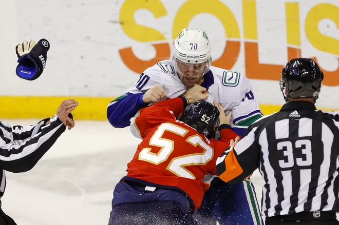 Krilo Vancouvra Tanner Pearson in branilec Floride MacKenzie Weegar (št. 52) sta se sporekla v dvorani FLA Live Arena. FOTO:&nbsp;Sam Navarro/USA TODAY Sports
