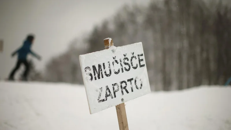 Fotografija: Manjša smučišča so pomembna tudi za velika, saj se tam kalijo bodoči smučarji, opozarjajo žičničarji. FOTO: Jure Eržen/Delo