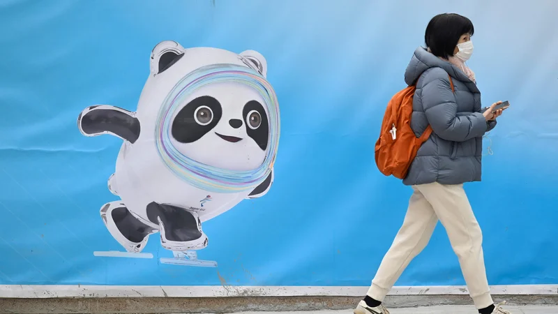 Fotografija: Bing Dwen Dwen, maskota ZOI 2022, ob vhodu v pekinško veleblagovnico. FOTO: Wang Zhao/AFP