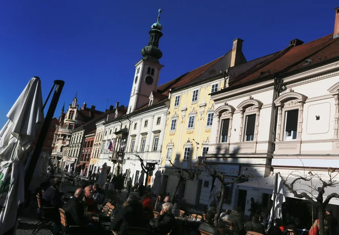 Na notranji strani številčnic so vgrajeni trije električni urni pogoni, ki jih krmili računalnik in stalno preverja čas po satelitskem signalu. FOTO: Tadej Regent/Delo
