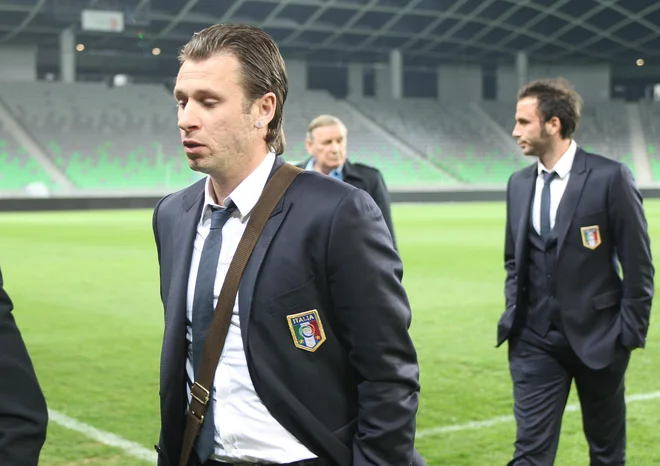 Antonio Cassano z reprezentančnimi soigralci pred kvalifikacijskim obračunom v Ljubljani marca 2011. FOTO:&nbsp;Igor Zaplatil/Delo
